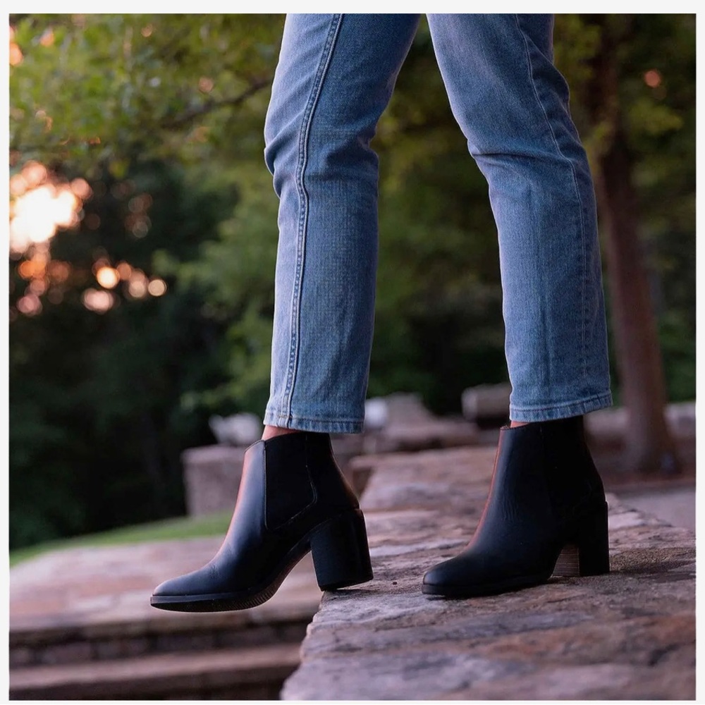Nisolo Heeled Chelsea Commuter in Black